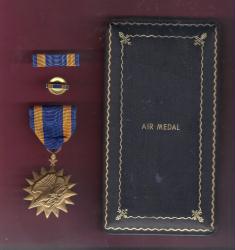 WWII Air medal in old style case with ribbon bar and lapel pin AAC