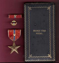 WWII Bronze Star Award medal in case box with V Device for Valor, ribbon bar and lapel pin