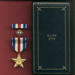 WWII US Silver Star Military Award medal in old style case or box with ribbon bar and lapel pin
