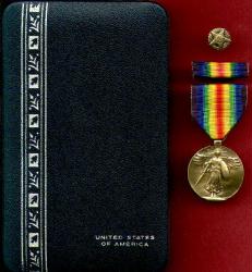 World War I Victory Military Award Medal in Case with ribbon bar and discharge pin